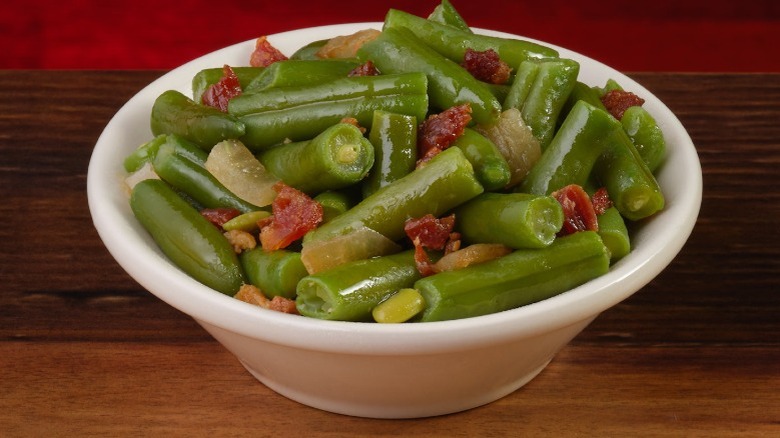 A bowl of Texas Roadhouse green beans