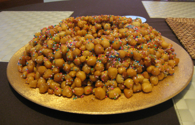 https://www.thedailymeal.com/img/gallery/5-delicious-deep-fried-italian-foods-you-need-to-eat-now/00-Struffoli-Wikipedia%20-%20Copy.jpg