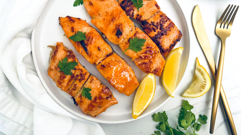 cooked salmon with lemon wedges