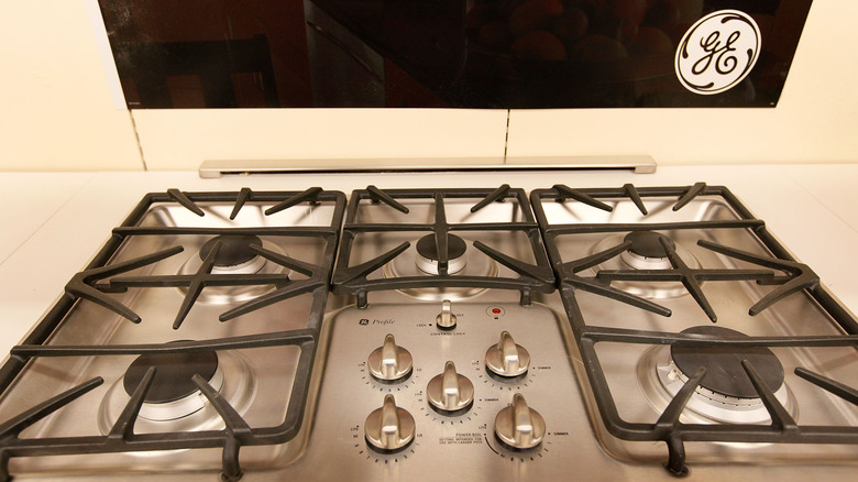 A GE gas cooktop with five burners