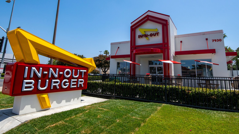 Exterior of In-N-Out restaurant