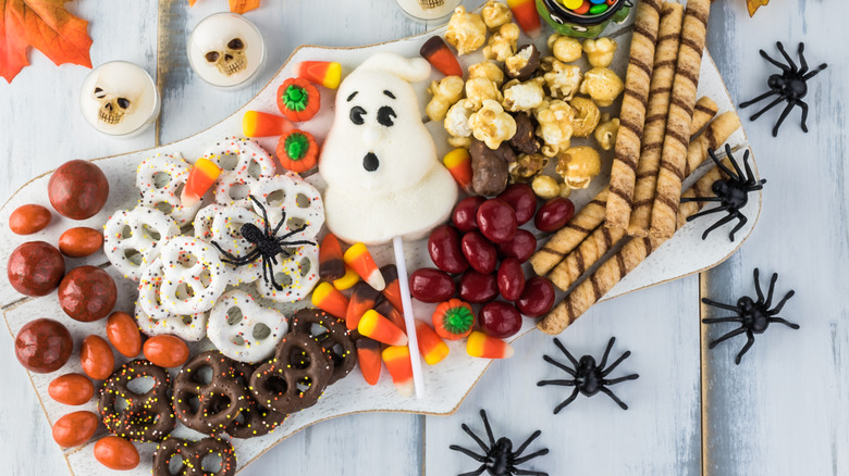 Halloween snacks with ghost