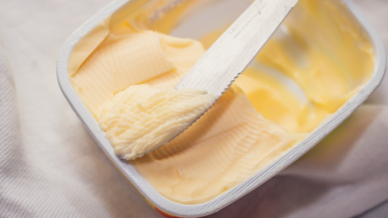knife spreading margarine