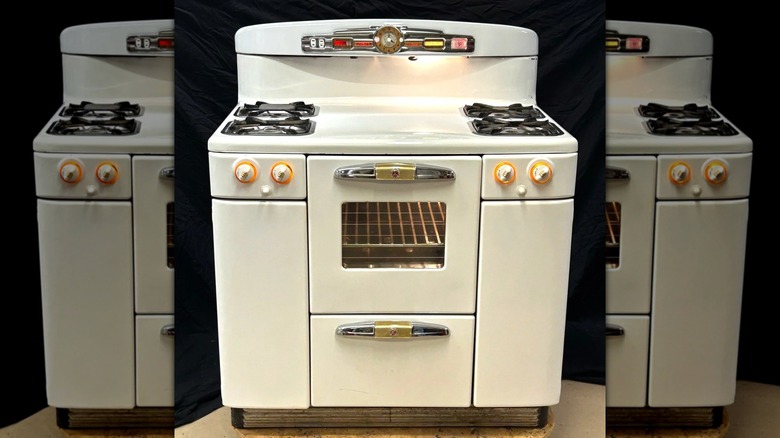 A retro Tappan "Grand Slam" range in a dark room