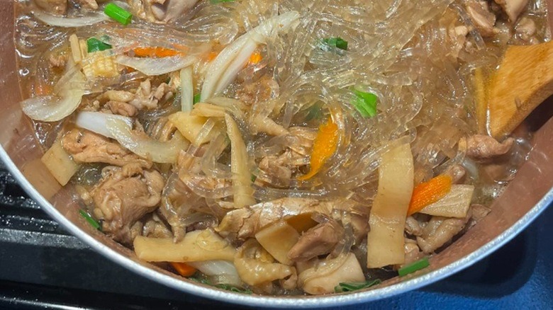 A pot of chicken hekka