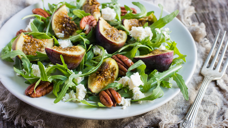 Salad with figs, feta, and walnuts