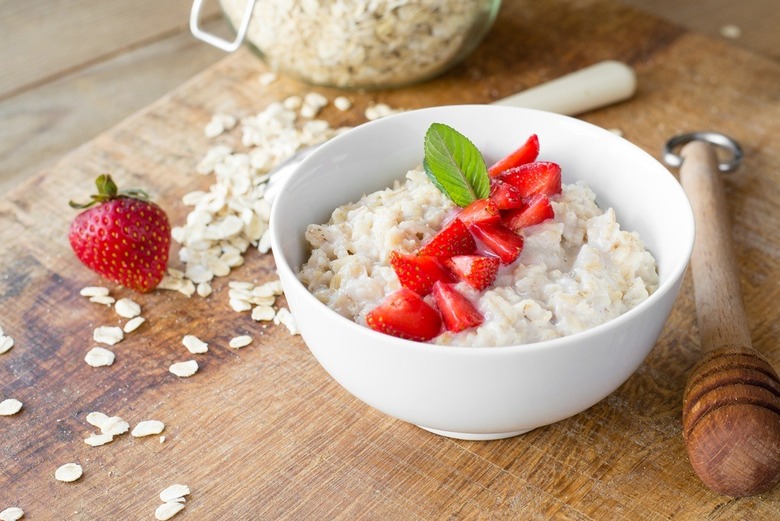 1 Hour Before a Workout: Eat Oats With Strawberries