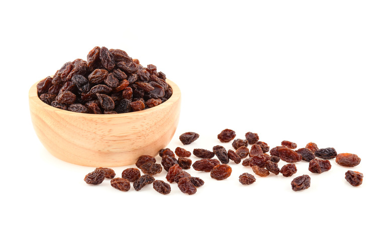 30 Minutes Before a Workout: Eat a Handful of Raisins 