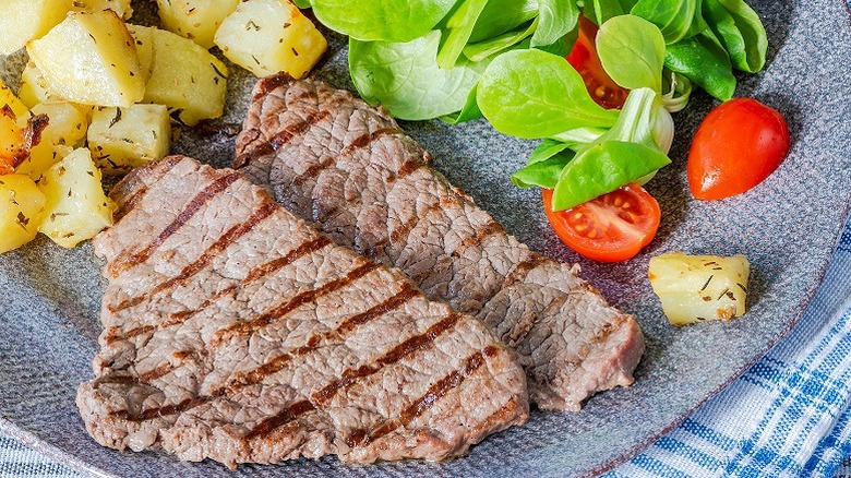 Minute beef steak with sautéed potatoes and salad