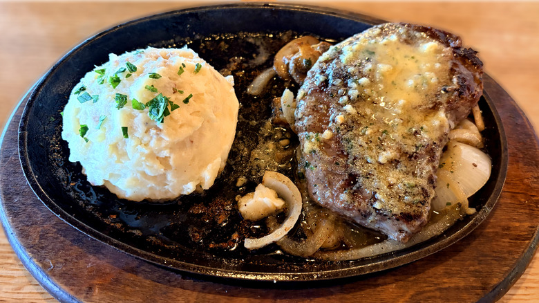 bourbon street steak dish on skillet with mashed potatoes at applebees