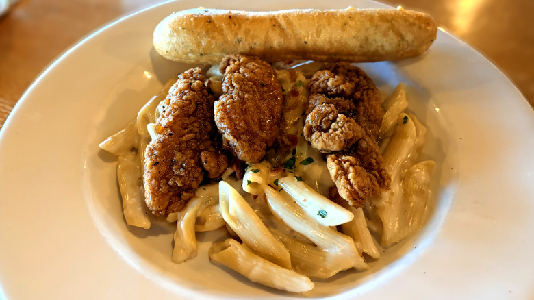 mac and cheese dish with chicken tenders and breadstick in a bowl at applebees