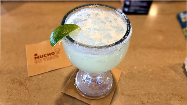 applebees margarita on bar counter