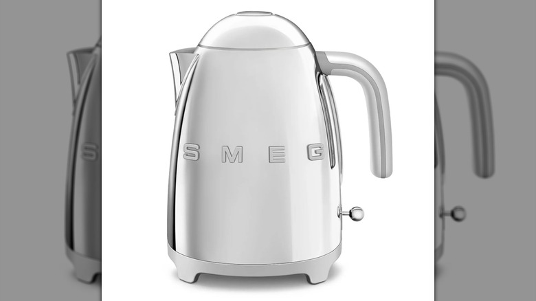 A gray SMEG Retro Style Kettle on a white background