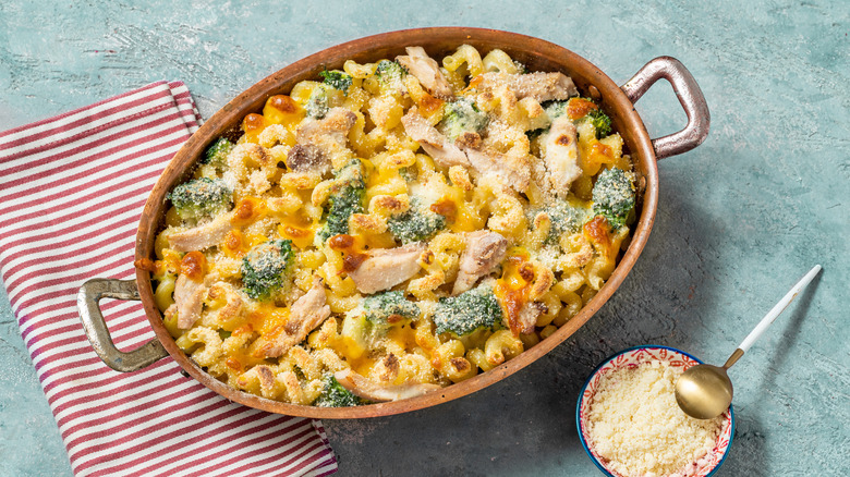 Casserole with macaroni, chicken, and cheese
