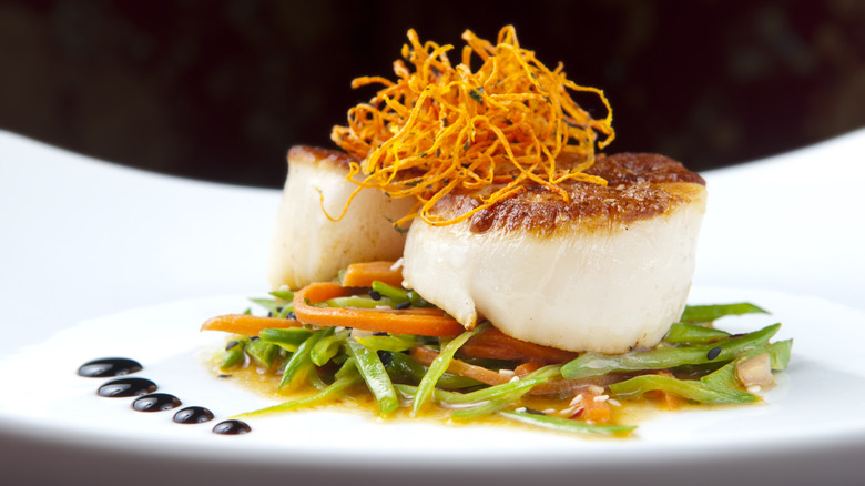 Seared scallops with garnish