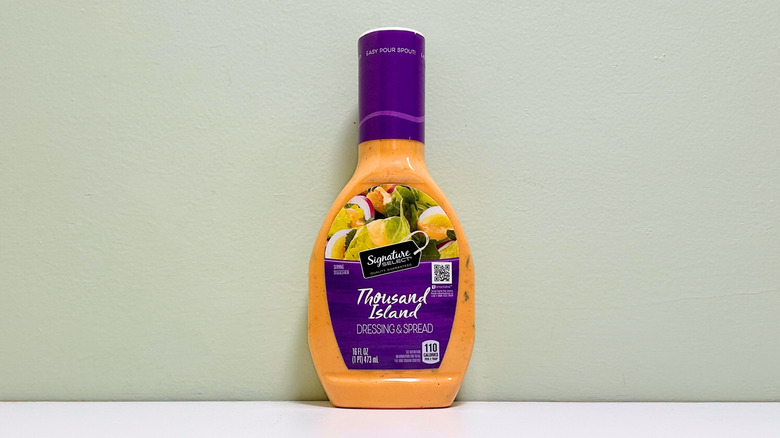 A bottle of Signature Select Thousand Island Dressing