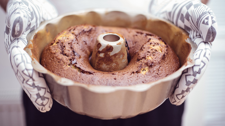 oven mits hold bundt cake