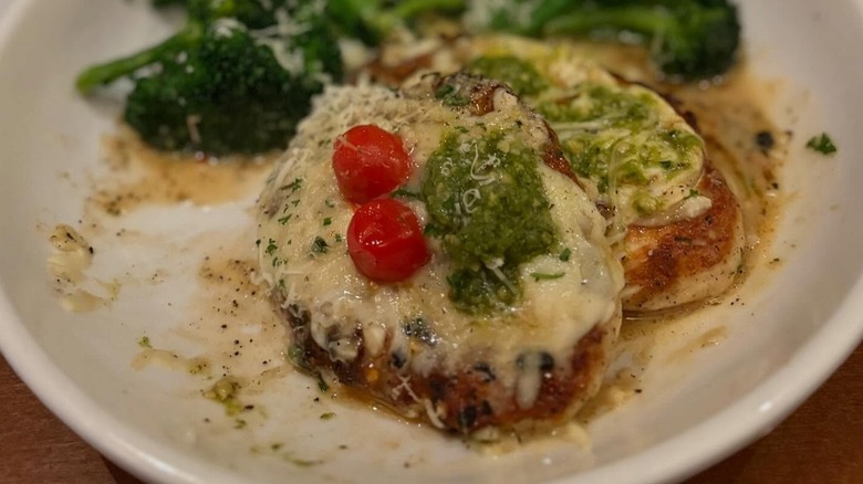 Close-up on a plate of Olive Garden Chicken Margherita