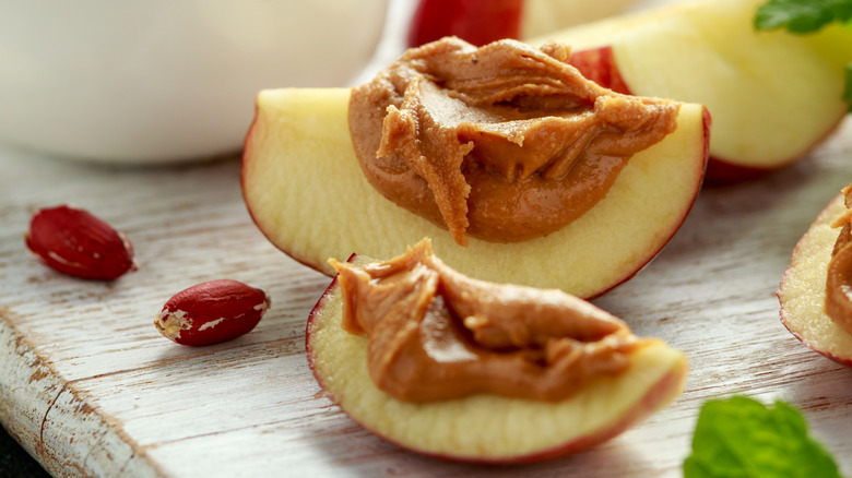 Apple slices with peanut butter