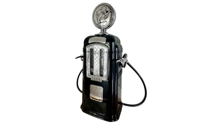 A black and silver beverage dispenser shaped like a vintage gas pump with the Buc-ee's logo on it against a white background
