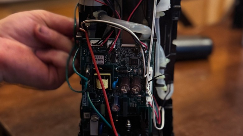 Internal electronic mechanism of a Keurig machine
