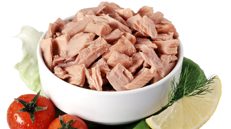 bowl of canned tuna, lemon
