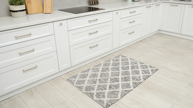 White hatch pattern on gray kitchen rug