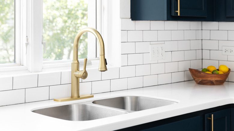 A modern kitchen with a white subway tile backsplash