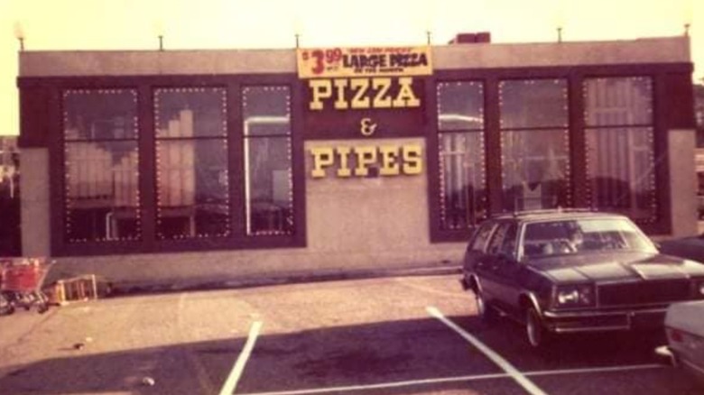 The exterior of Cap'ns Galley Pizza & Pipes