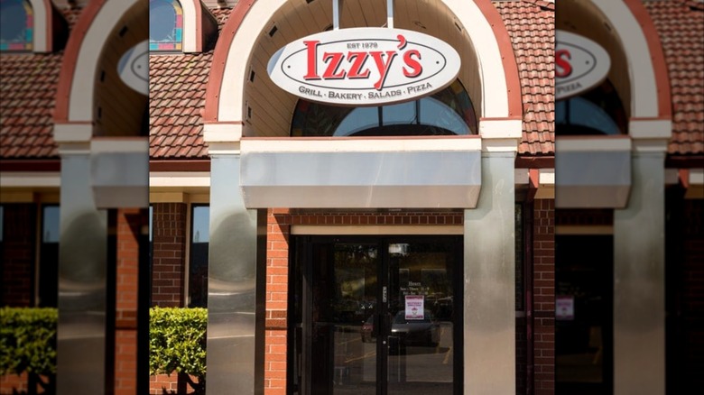 The exterior of an Izzy's Pizza