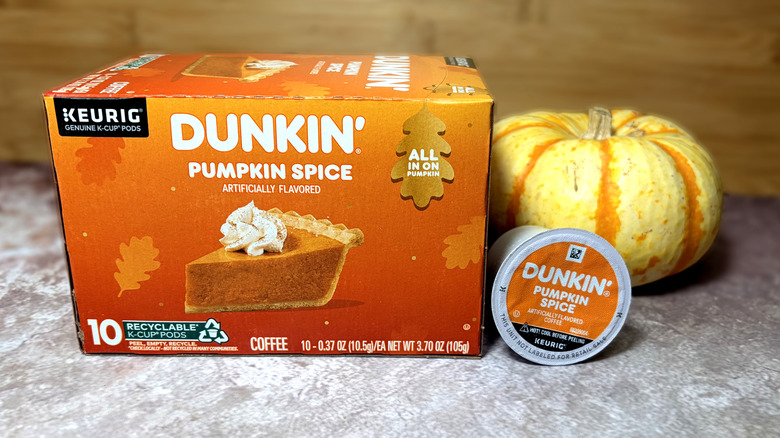 package and pod of dunkin pumpkin spice coffee