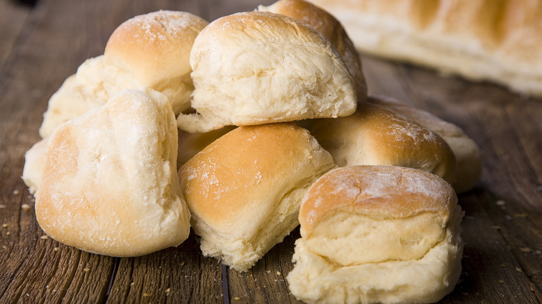 pile of dinner rolls