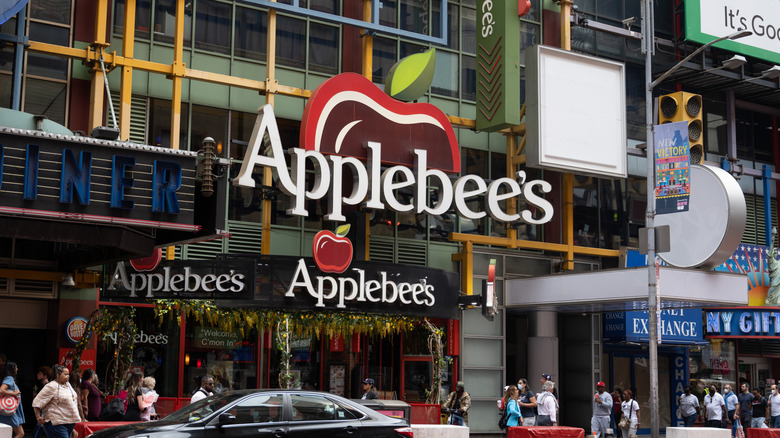 An Applebee's restaurant on a busy street in New York City