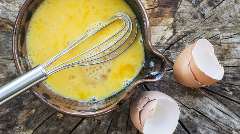 Glat whisk in egg bowl