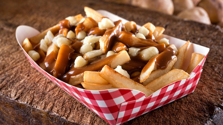 basket with poutine