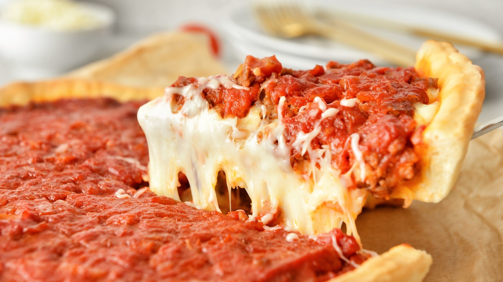 https://www.thedailymeal.com/img/gallery/a-beginners-guide-to-chicago-deep-dish-pizza/l-intro-1682875239.jpg