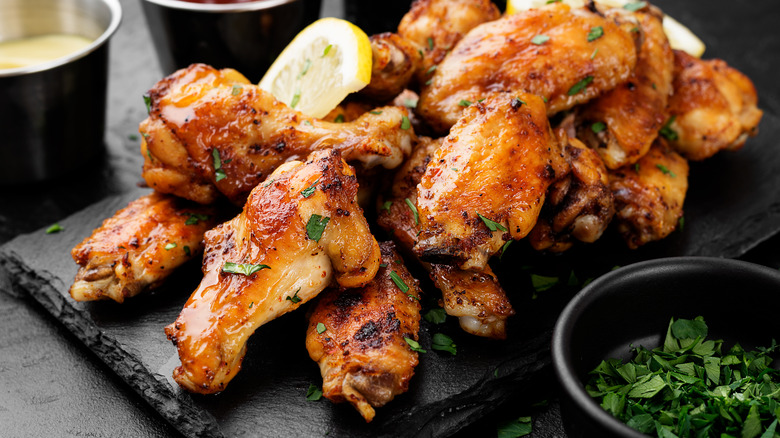 Spicy chicken wings with garnishes