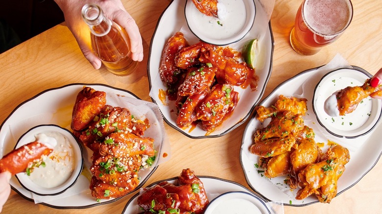 Spicy chicken wings with garnishes