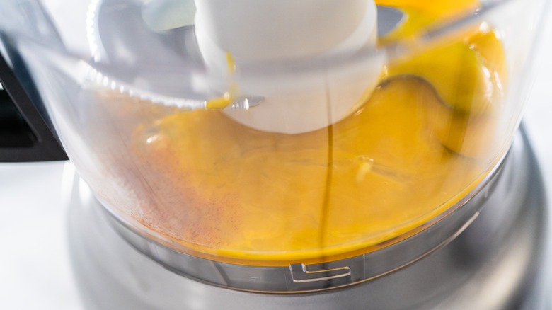 Making hollandaise sauce