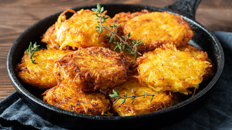 frying pan full of latkes