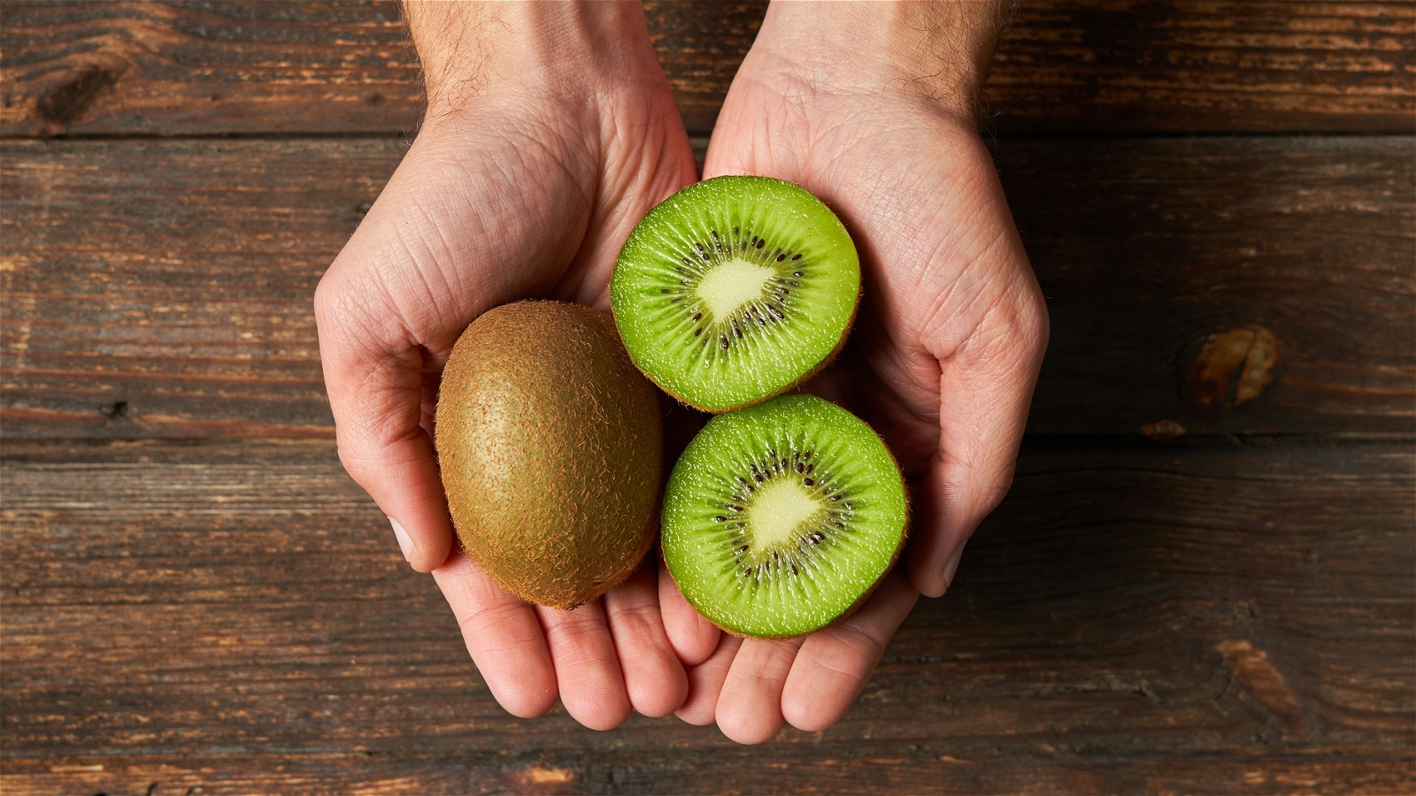 A Glass Cup Is The Genius Way To Peel Kiwis Without Tools