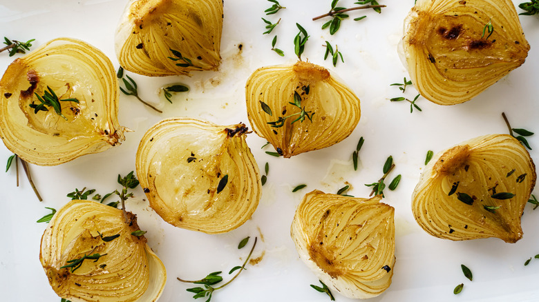 Baked onions with fresh thyme