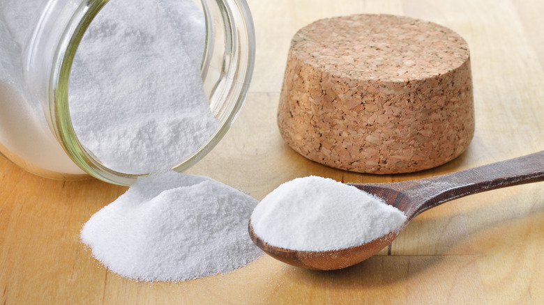 baking soda spoon open jar