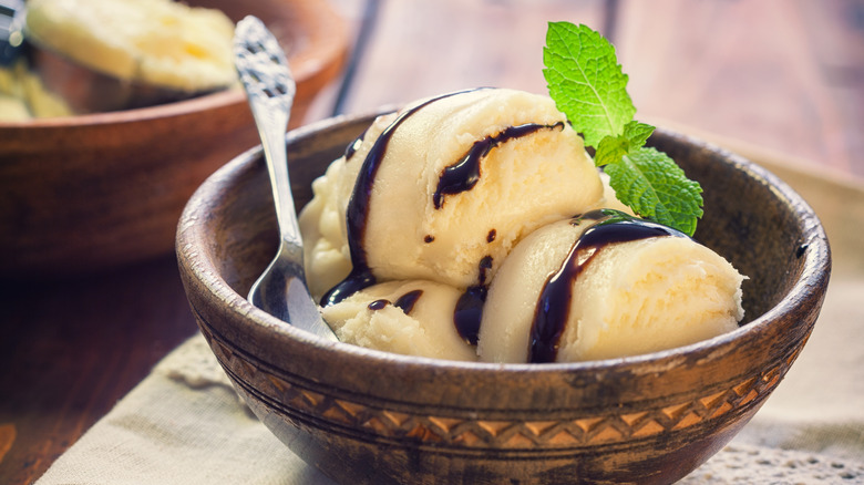 vanilla ice cream with chocolate sauce