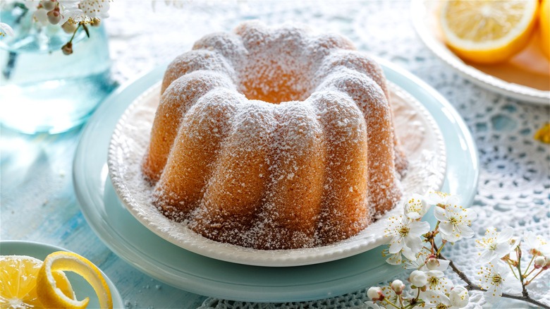 Lemon bundt cake with powdered sugar 