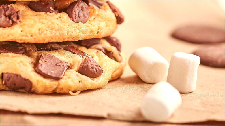 Chocolate chip cookies and mini marshmallows 
