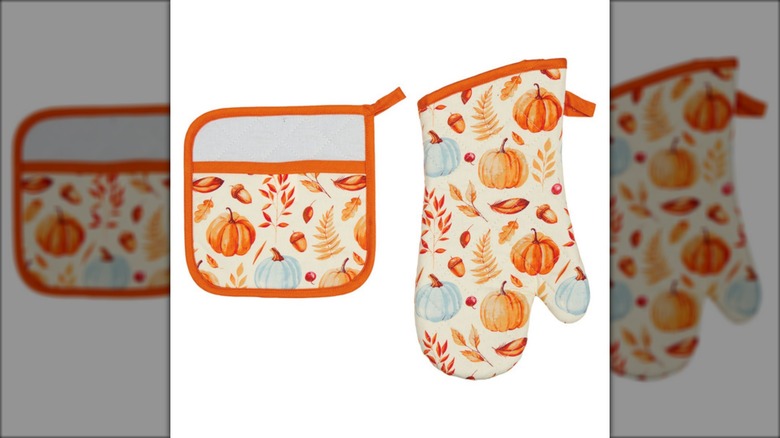 Crofton oven mitt and potholder set