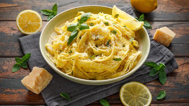 Pasta with a lemon and cheese sauce