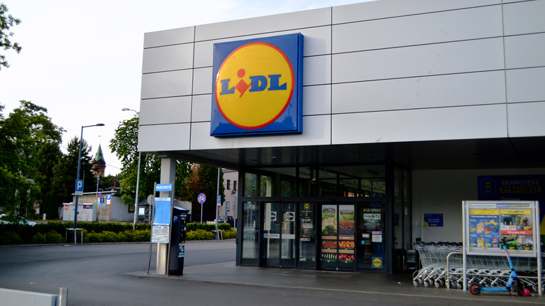The outside of a Lidl grocery store as seen from the parking lot.
