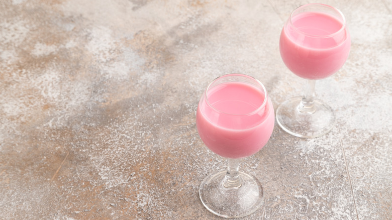 strawberry cream liqueur in two glasses